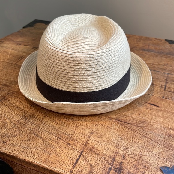 Hat made of 100% paper, with a black grosgrain ribbon only worn once - Picture 3 of 8